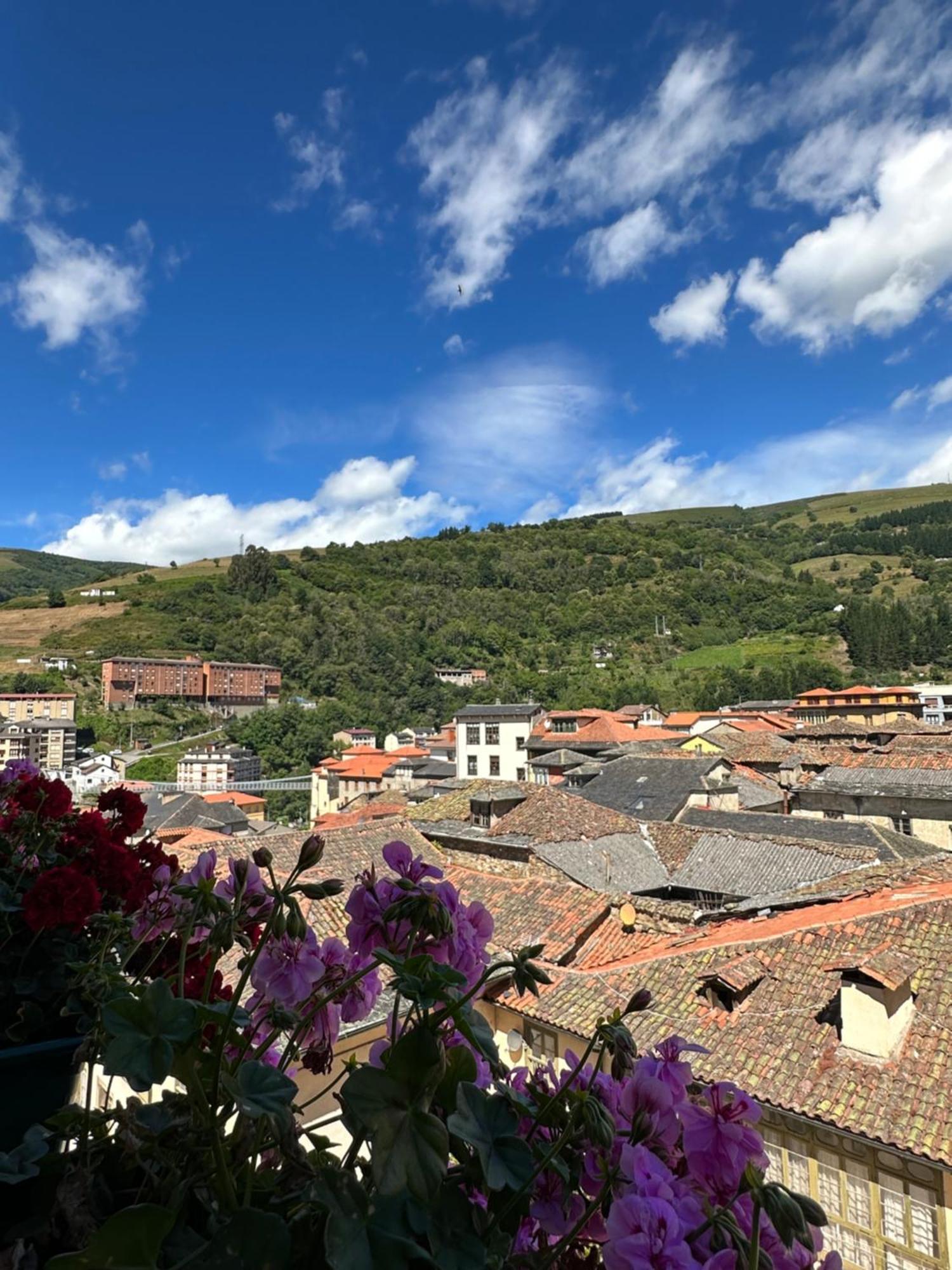 Claren'S Boutique Rooms Cangas De Narcea Esterno foto